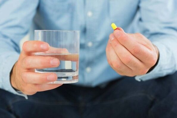 tomando comprimidos para hipertensão arterial